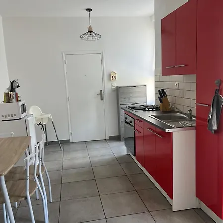 公寓 F2 1er Etage Centre Face A L Eglise