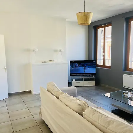 F2 1er Etage Centre Face A L Eglise